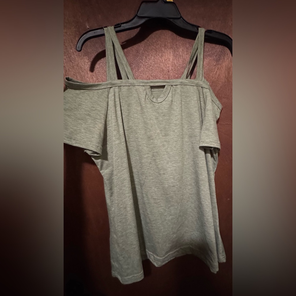 4/$15.00 or $5.00 by itself Soft stretchy cold shoulder xlarge green top